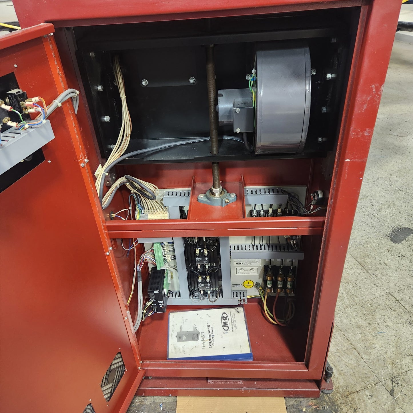 M&R Cayenne D Quartz Flash with electrical panel open